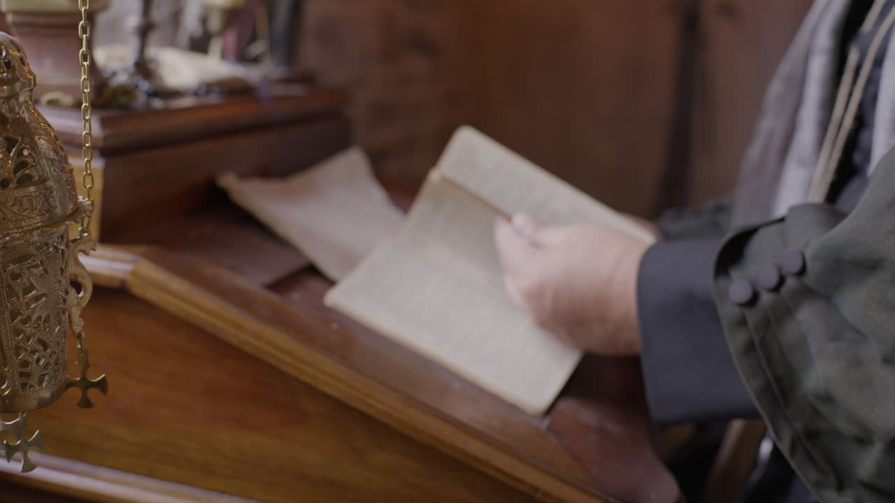 древние ученые изучают религиозные тексты на ветхих свитках и документах - история и вера