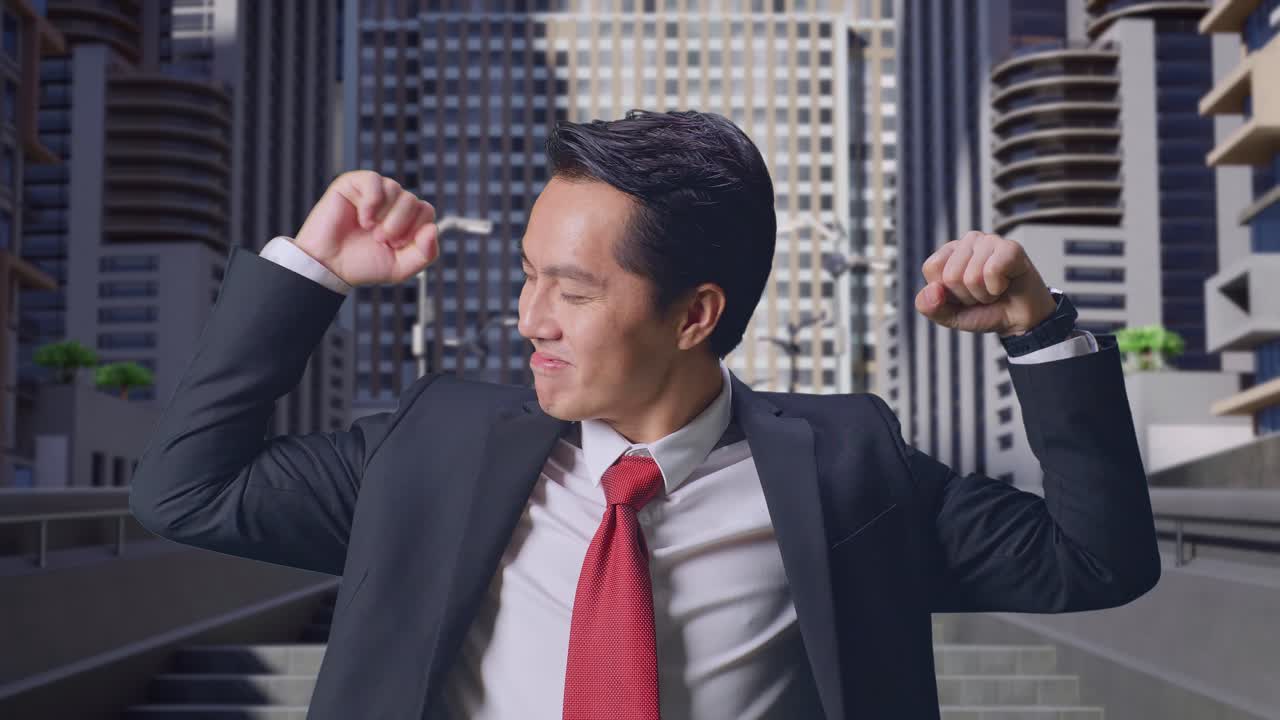 아시아 사업가 한 명 은 도시 에서 미소 짓고 근육 을 구부린다