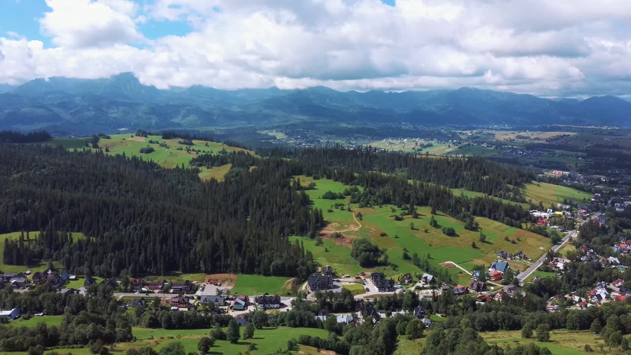 vista aérea del hermoso paisaje de montaña zakopane, montañas tatra, polonia