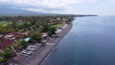 Luftdrohnenansicht-über-Der-Küste-Des-Dorfes-Amed-Bei-Klarem-Himmel,-Bali-Indonesien