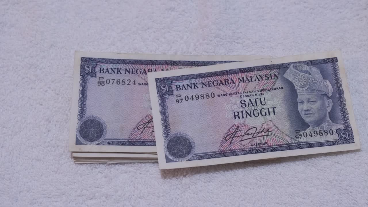 primera serie de malasia moneda histórica de 50 años un ringgit billetes coleccionables de malasia cayendo desde arriba en una pila de billetes
