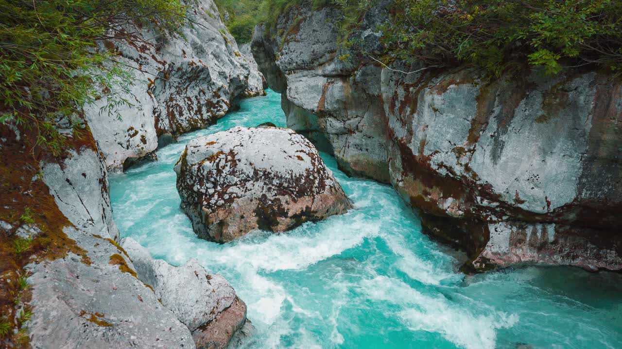 Idylická horská řeka v Triglavském národním parku ve Slovinsku, Isonzo Soča ve Slovinských Alpách.