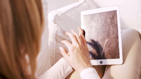 Frau-Vorne-Und-Hinten-Mit-Tablet-Auf-Einem-Sofa