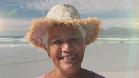 animación de luz brillante sobre una mujer mayor sonriendo a la orilla del mar