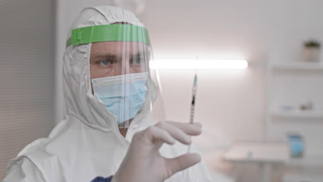 médico masculino con una jeringa