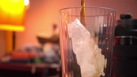 disparo de cerca de refresco derramando en un vaso, estática