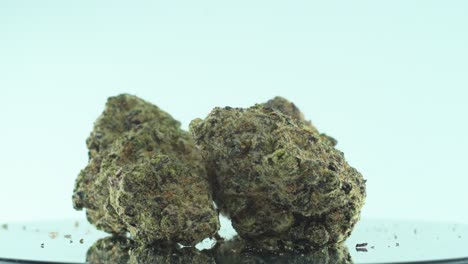 Nahaufnahme-Einer-Marihuana-Sativa-Super-Lemon-Dunst-Blüte,-Gelber,-Grüner-Und-Violetter-Kush,-Auf-Einem-Reflektierenden-360-Grad-Drehständer,-4k-Video-In-Zeitlupe