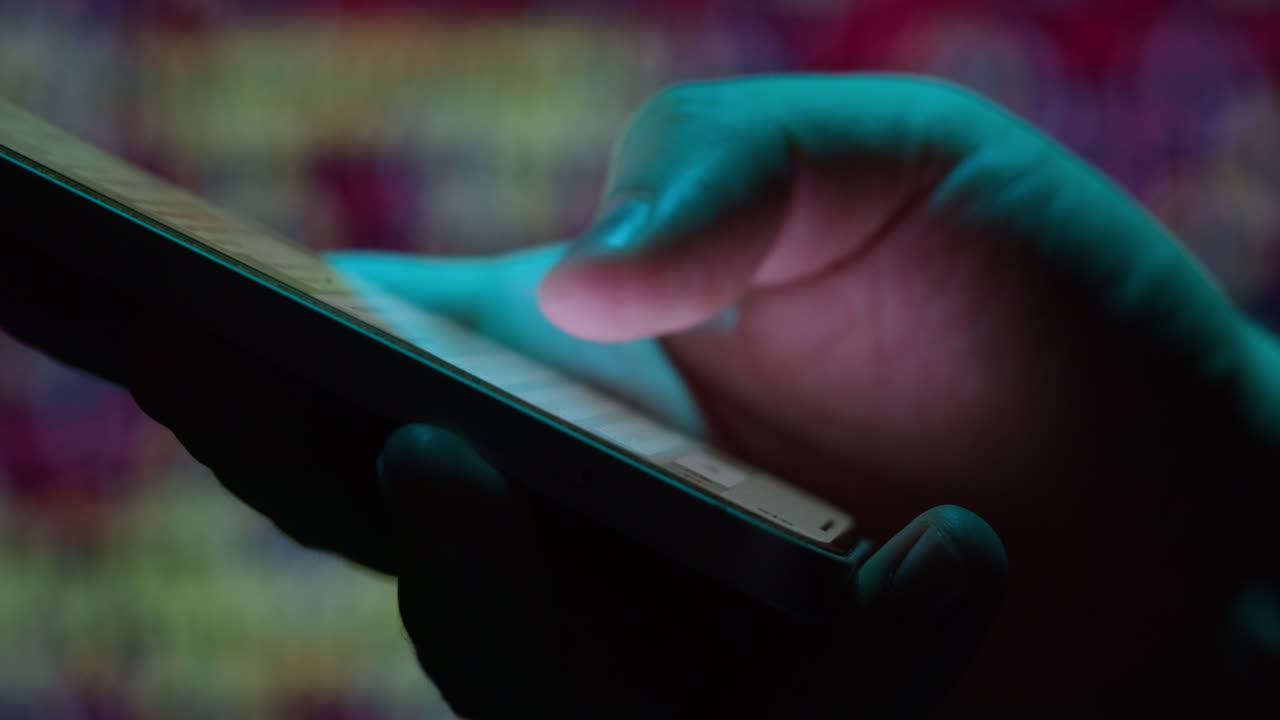 persona que utiliza un teléfono inteligente