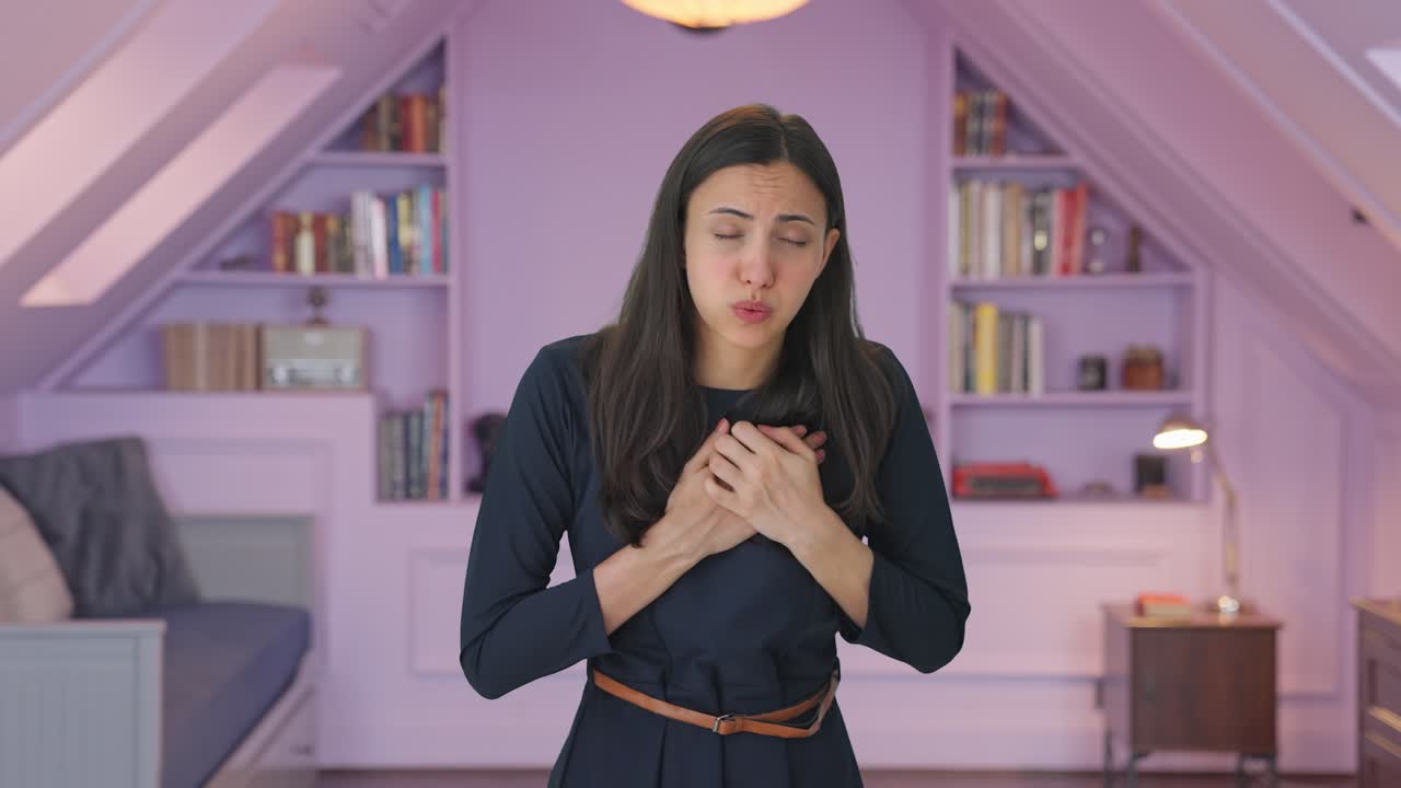 인도 소녀가 심장마비를  ⁇ 고 있습니다.