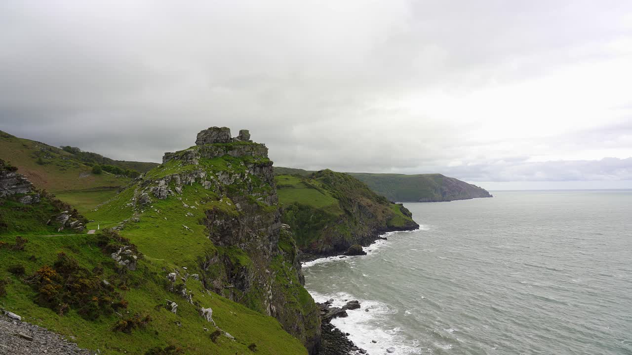 las escarpadas rocas del valle de las rocas y la escarpada costa y los acantilados del norte de devon en el parque nacional de exmoor cerca de lynton y lynmouth
