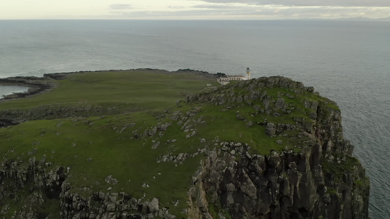 una vista aérea nocturna del faro de neist point en la isla de skye