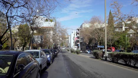 incline hacia abajo para establecer una toma de la calle frantzi, una de las calles más concurridas de atenas, desierta durante las restricciones de tráfico bloqueadas por el coronavirus