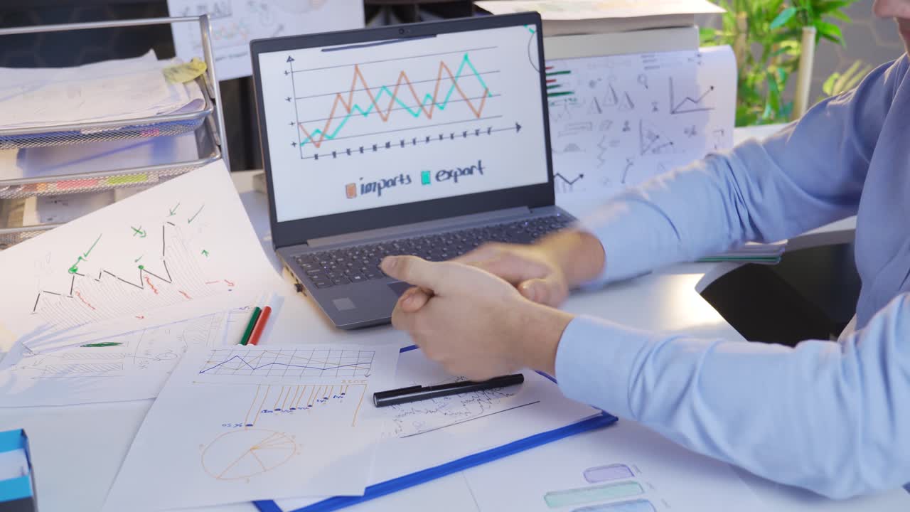 el hombre de negocios se alegra. gráficos de ganancias financieras.