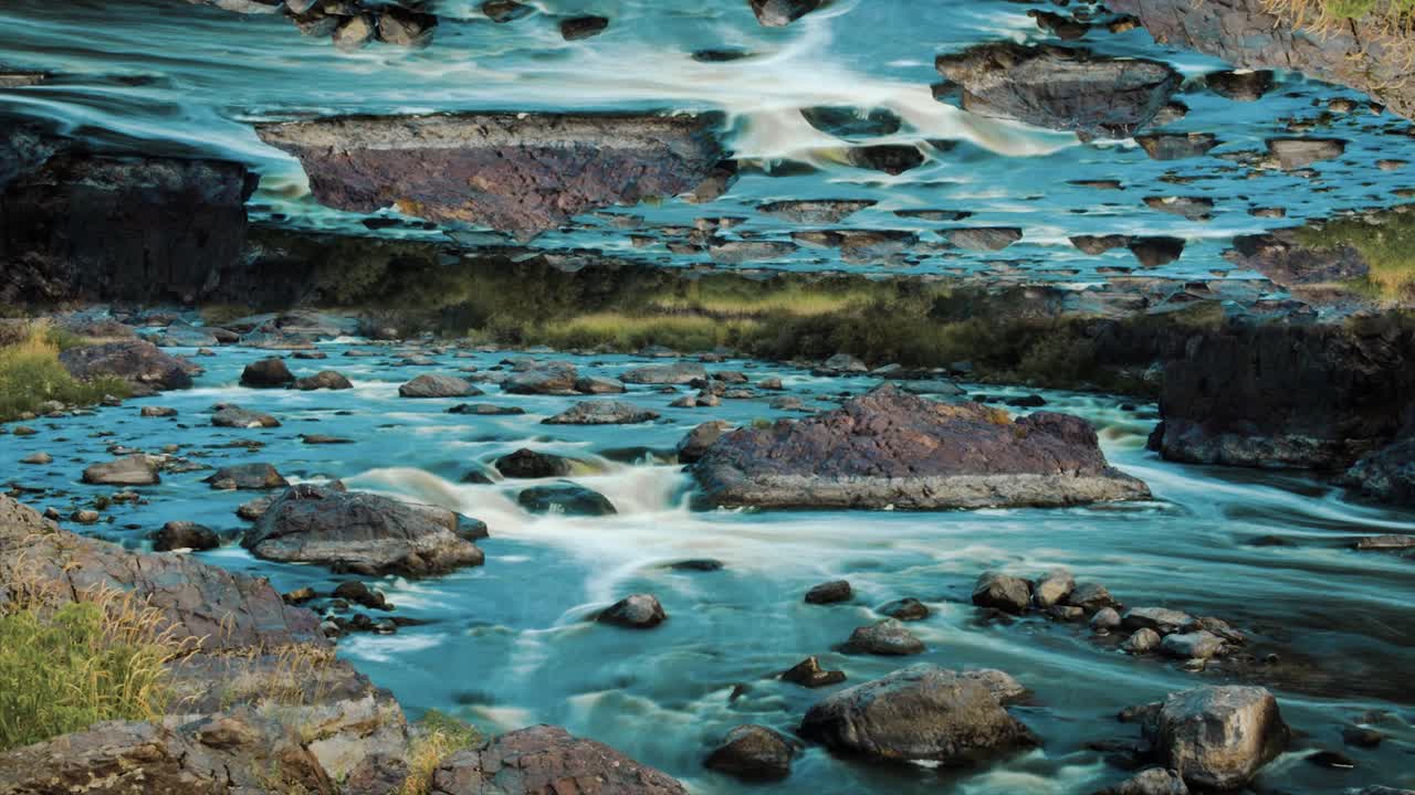 agua que fluye rápidamente sobre las rocas en un río de montaña