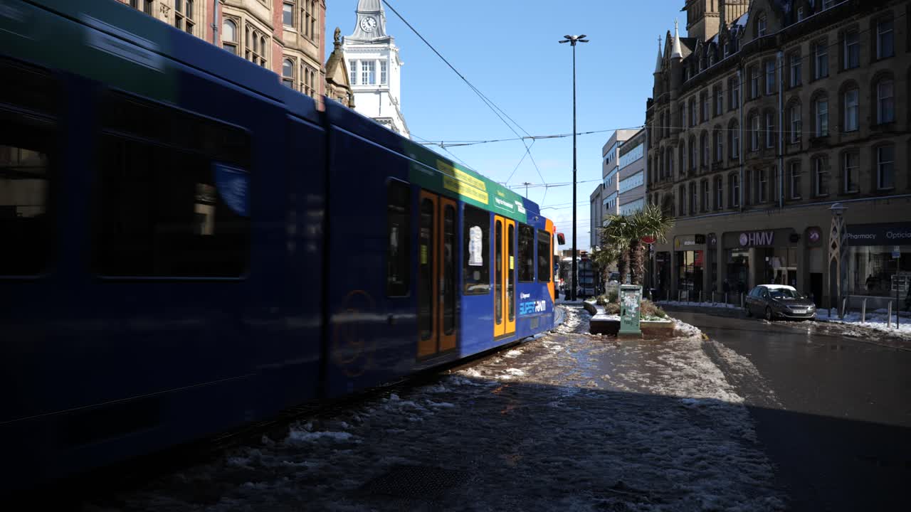 화창한 날, 셰필드, 광각 핸드헬드에 눈 덮인 도시 거리의 트램