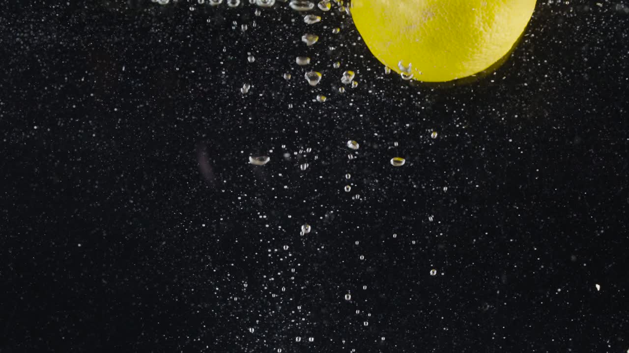 limón caído en el agua