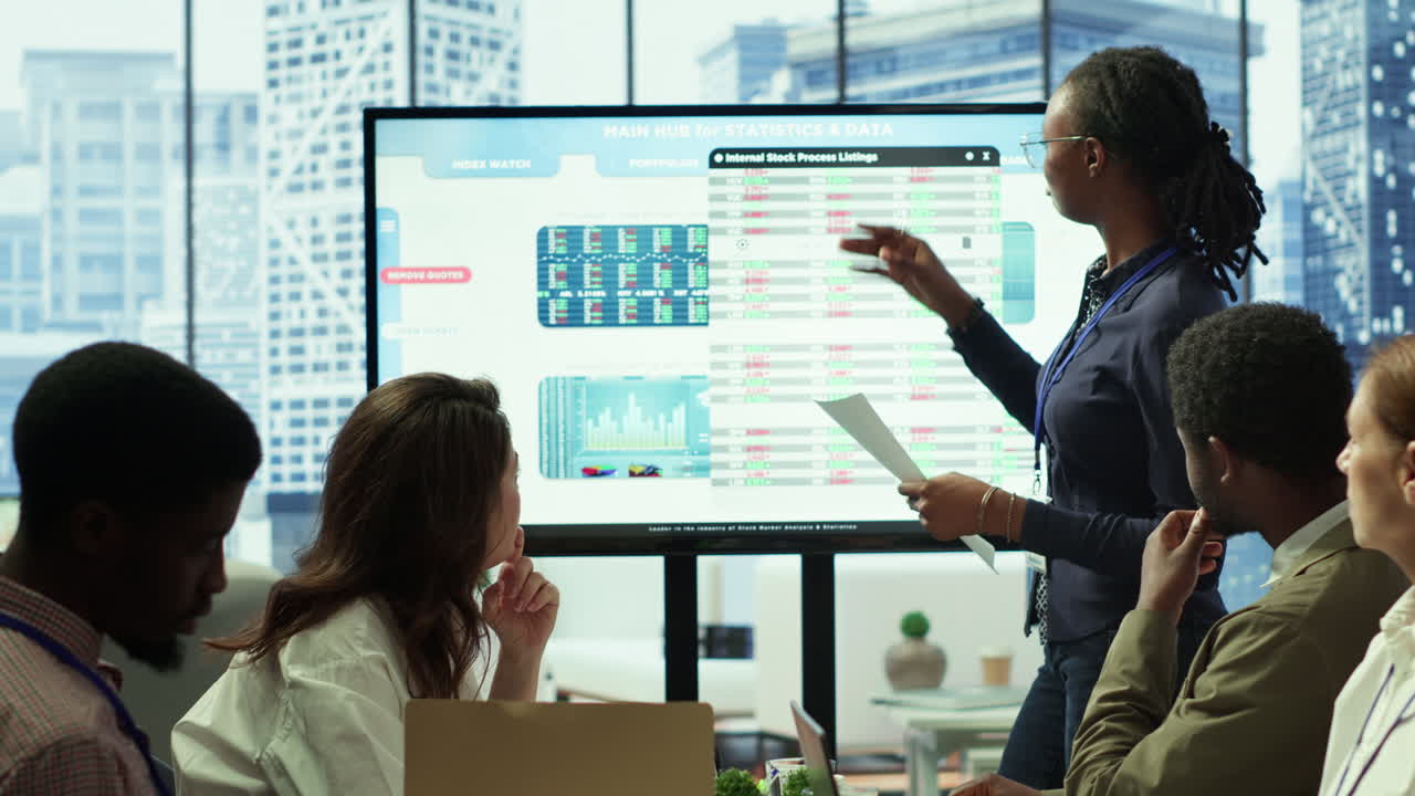 empleados del equipo analizando infografías para ofrecer soluciones para el nuevo proyecto