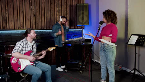 grupo musical en el estudio