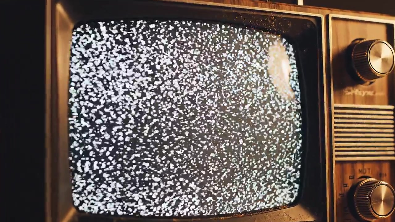 Parazitli ekranlı ve sıcak aydınlatmalı vintage ahşap televizyon.