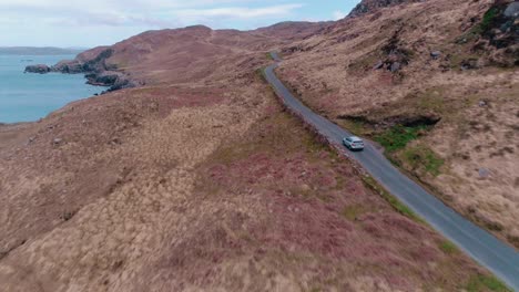 Conducción-De-Automóviles-En-Una-Carretera-De-Montaña-Junto-A-Un-Lago-Aéreo