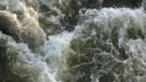 inundaciones de agua después de los efectos que brotan primer plano