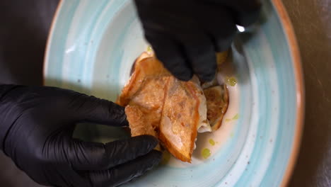 pescado frito con maíz en un plato