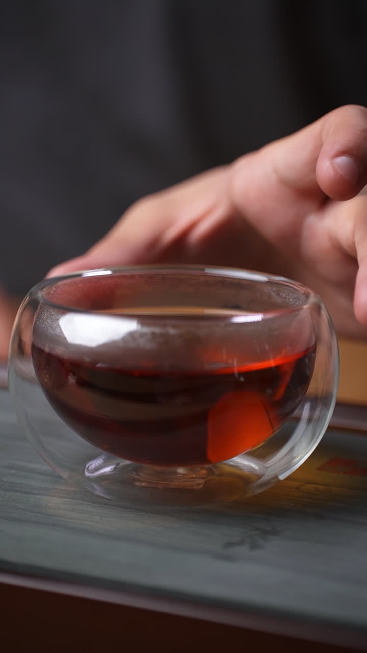 차 한 잔 을 들고 있는 사람