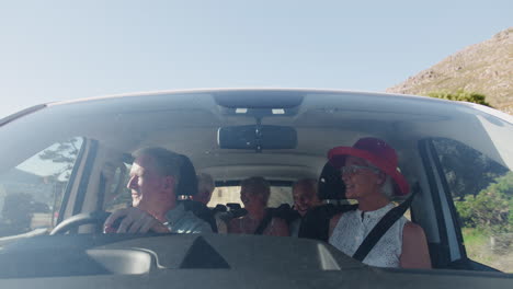 Blick-Von-Außerhalb-Des-Fahrzeugs,-Während-Eine-Gruppe-älterer-Freunde-Mit-Dem-Auto-Zum-Urlaubsziel-Fährt