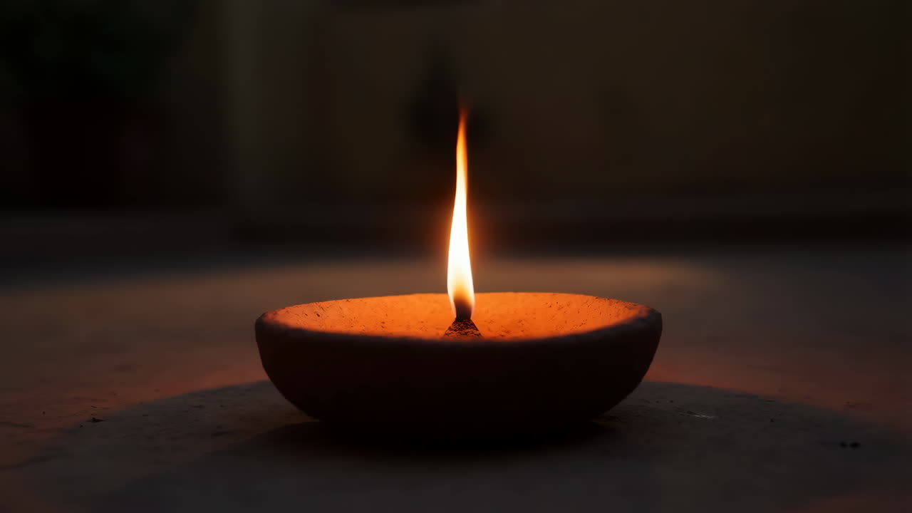 Lampada a olio tradizionale indiana (diya) che brilla nel buio.