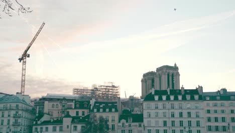 maquinaria y montaje para la reconstrucción de la catedral de notre dame, incendiada en abril de 2015