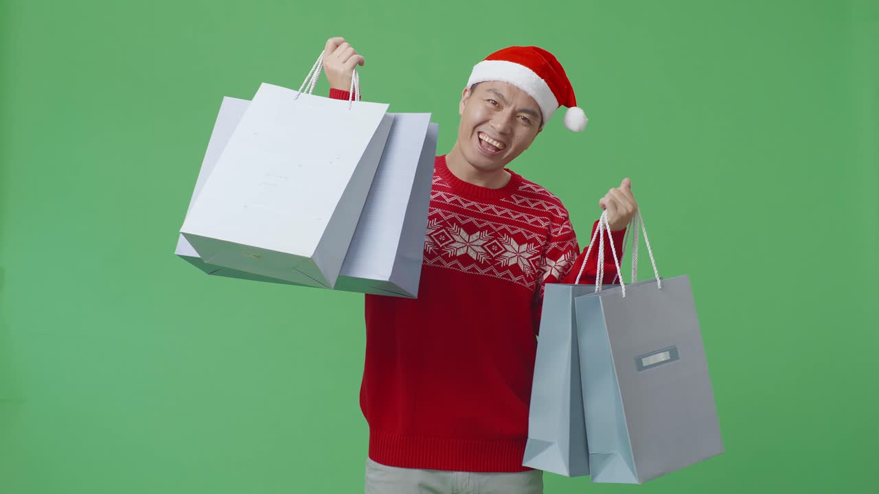 hombre con bolsas de compras de navidad