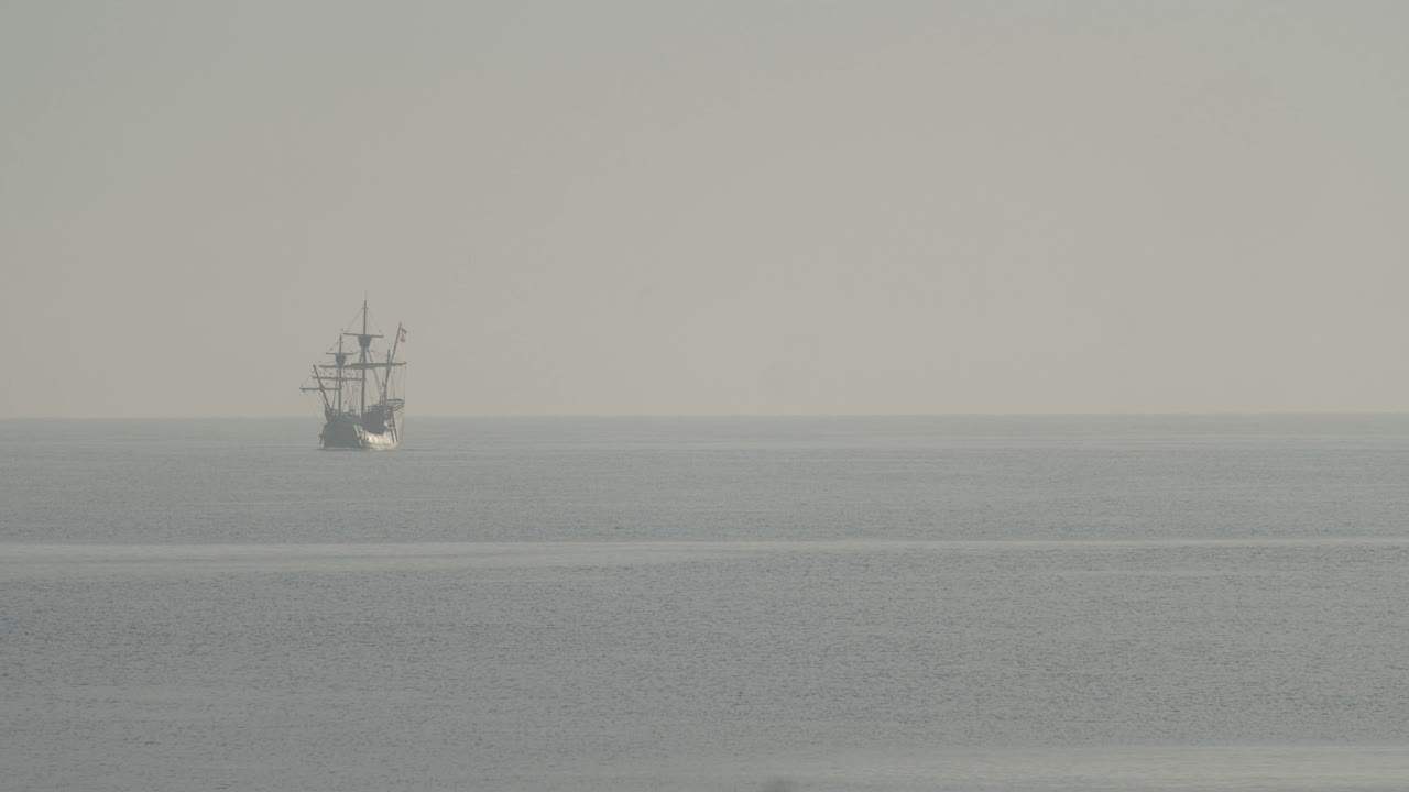 페르디난드 마젤란 나오 빅토리아 카락 보트 레플리카, 스페인 국기와 함께 지중해 일출 시 슬로우 모션 60fps로 잔잔한 바다에서 항해