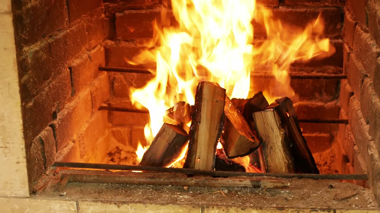 불, 불을 켜는. 벽난로의 불꽃, 고기를 요리하는 나무. 벽돌 그릴. 스크린 세이버, 영상. 슬라이드웨이