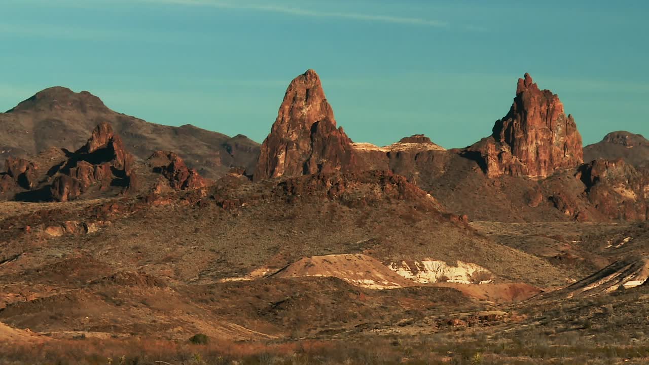 미국 텍사스 주 빅 벤드 국립 공원 의 숲 사막 에 있는 자연적 인 바위 산 들