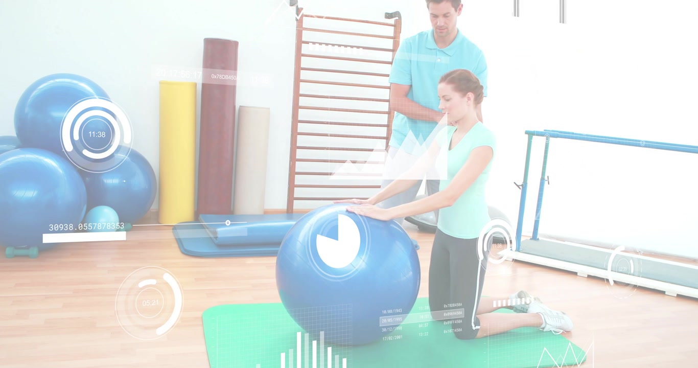 Trainer gibt Anweisungen an Klienten, der auf einer Matte kniet und einen blauen Ball schiebt, während HUD-Einblendungen Therapieerfolge verfolgen.