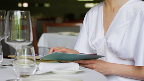 Woman-sitting-on-the-restaurant