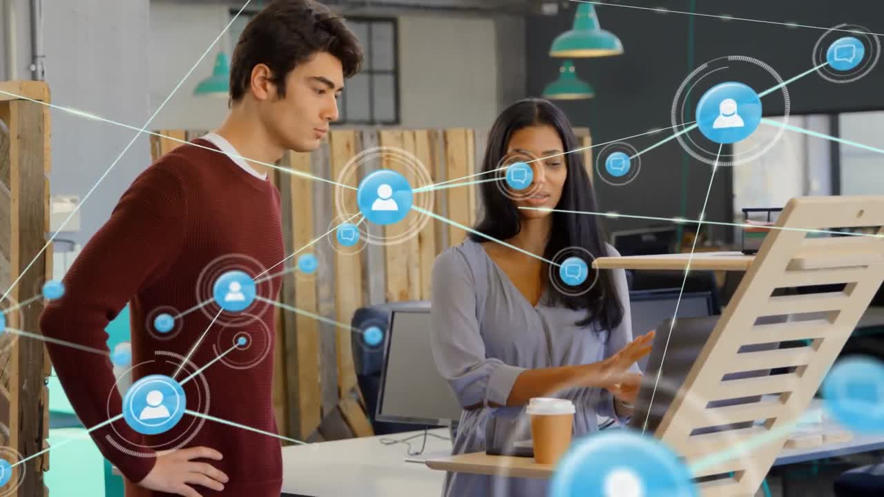 animación de una red de iconos digitales sobre un hombre y una mujer diversos discutiendo sobre una computadora portátil en la oficina