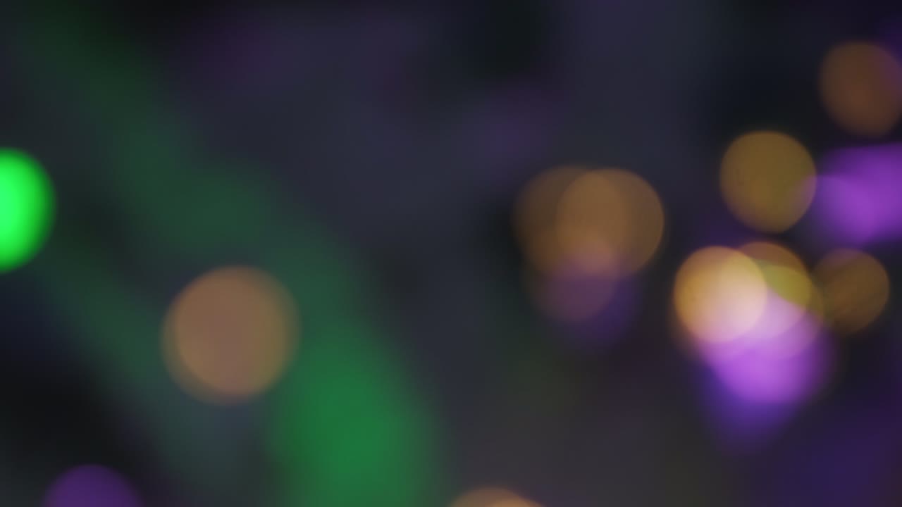 el brillo de la lente de luz bokeh se superpone a las manchas redondas de neón