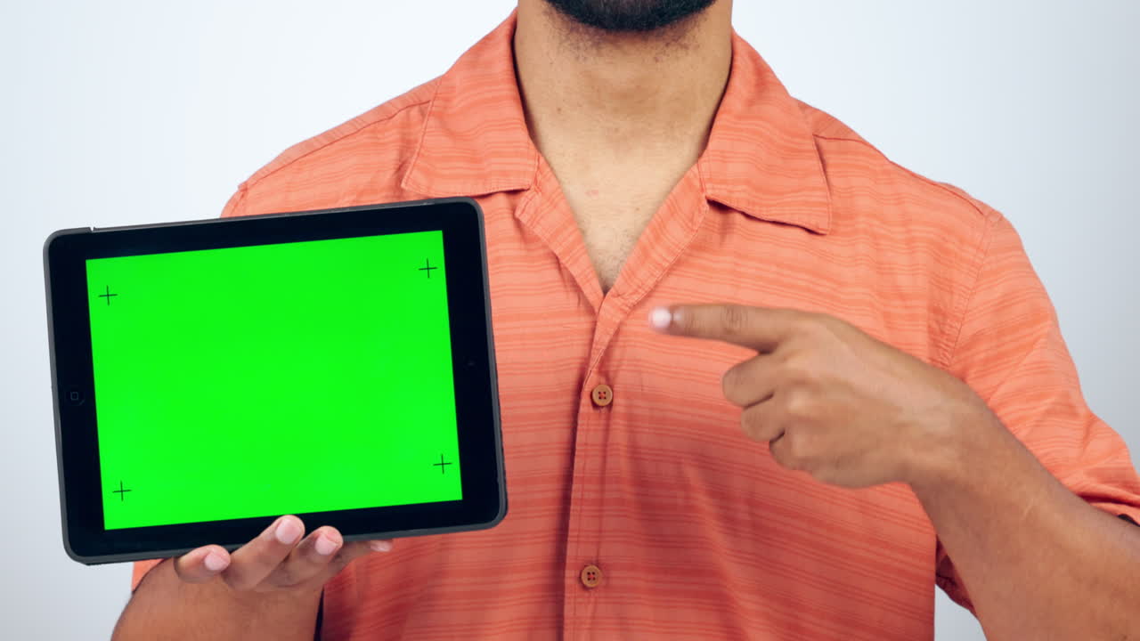 hombre, tableta y mano apuntando a la pantalla verde