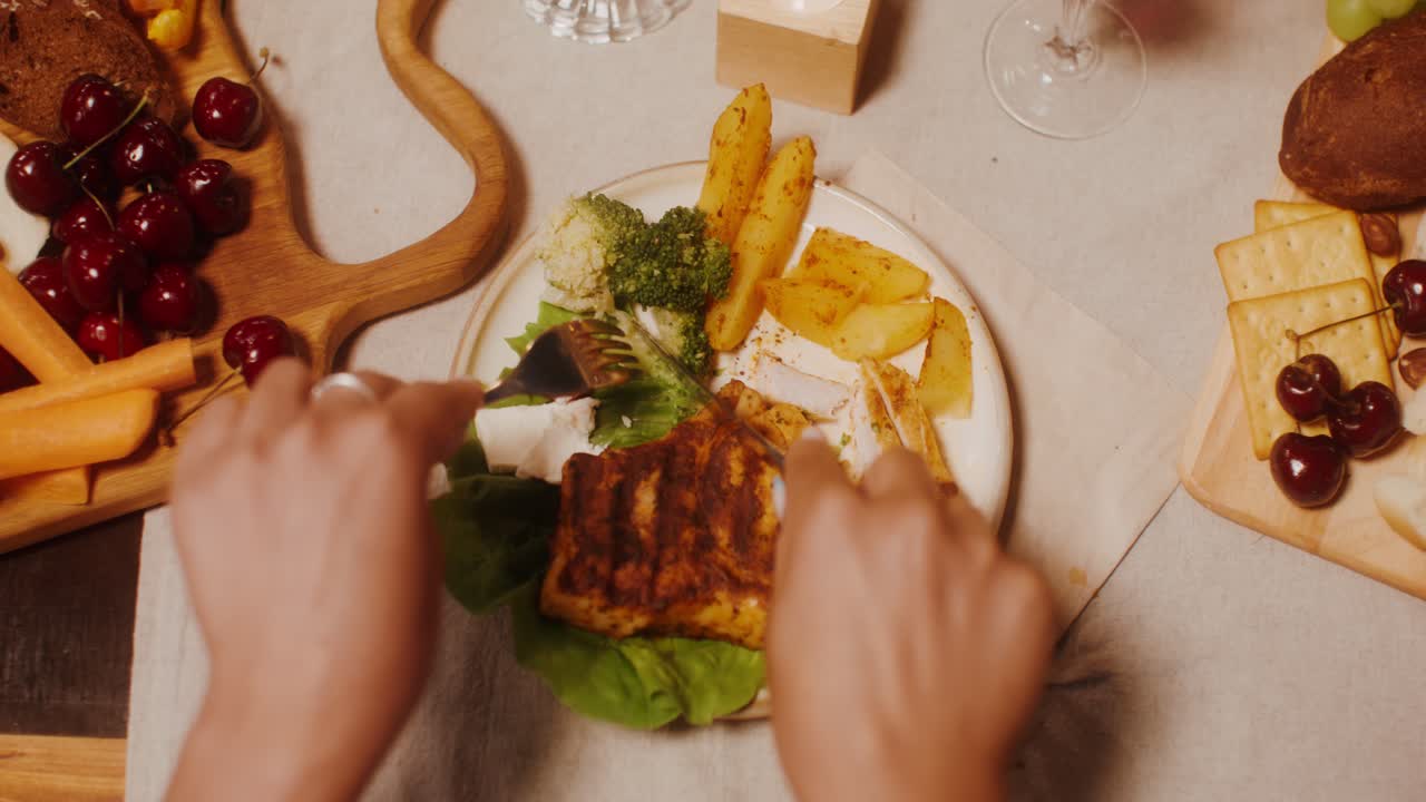 persona comiendo una deliciosa comida en una mesa de cena