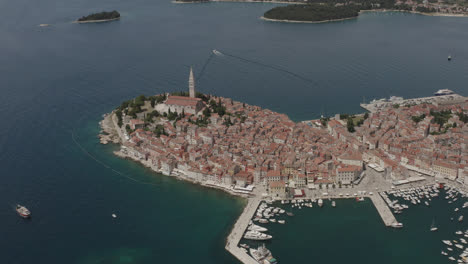 tiro de drone de la ciudad de la costa de italia de la costa en 4k