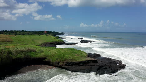 Imágenes-Aéreas-De-Drones,-Costa-Con-Rocas-Negras-En-Bali