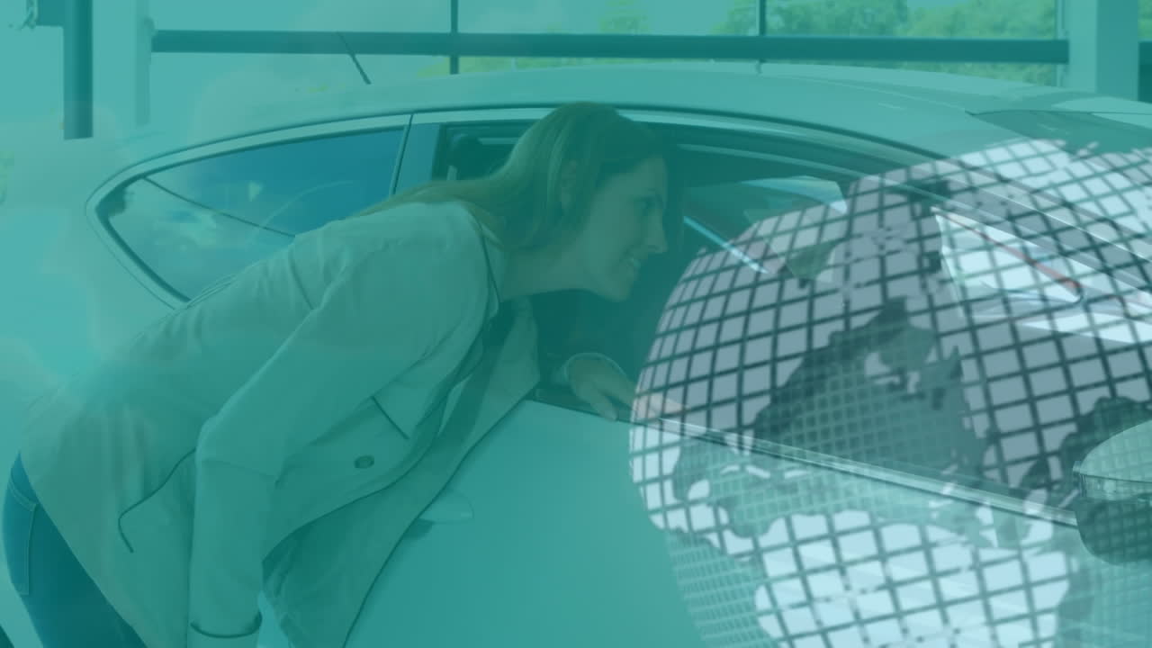 카우카시안 여성이 자동차를 바라보는 지구상에서 회전하는 애니메이션