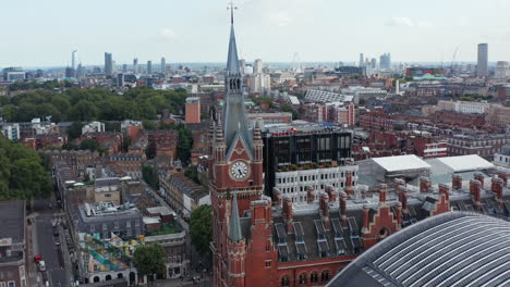 Fliegen-Sie-Um-Den-Uhrturm-Herum.-Historisches-Gebäude-Des-Bahnhofs-St-Pancras-In-Camden-Borough.-Luftpanoramablick-Auf-Die-Stadt.-London,-Vereinigtes-Königreich