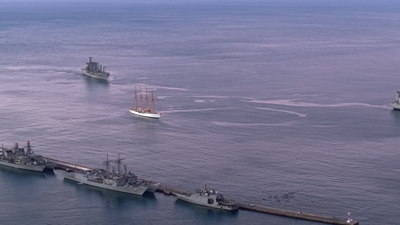 Órbita aérea del buque escuela La Esmeralda y buques de guerra de la Armada de Chile en la Bahía de Valparaíso