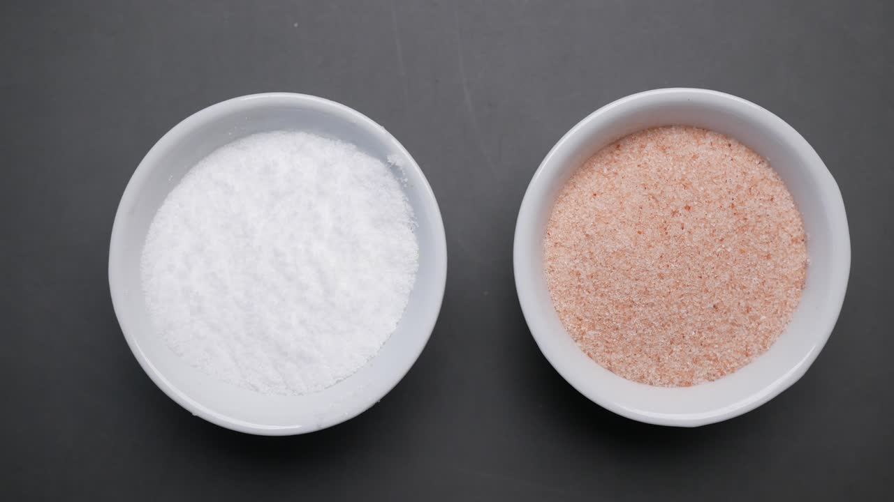 sal blanca y rosa en tazones pequeños