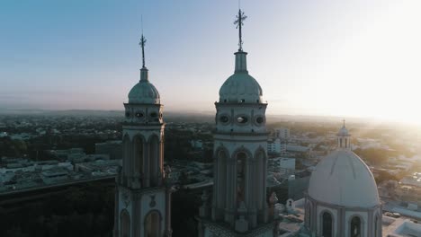 Luftdrohnenaufnahme-Der-Alten-Kathedralenbasilika-Unseres-Heilenden-Rosenkranzes-Im-Stadtzentrum-Von-Culiacán,-Sinaloa