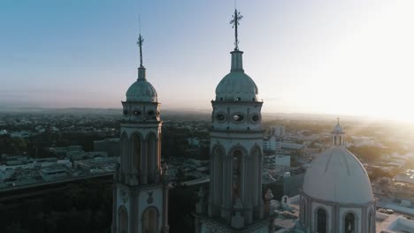 drone aéreo disparado al amanecer de la catedral de antigua basílica de nuestra sanora del rosario en el centro de la ciudad de culiacán sinaloa