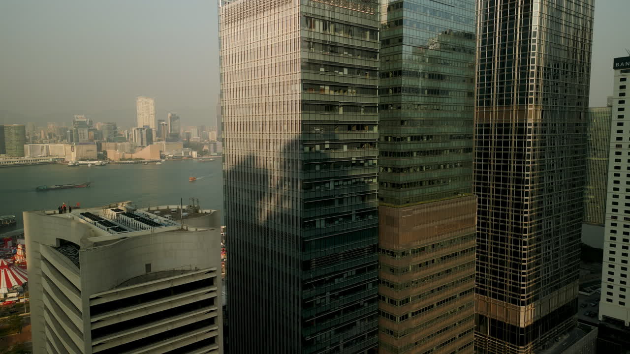 Arranha-céus modernos com vista para o Porto de Victoria na cidade de Hong Kong