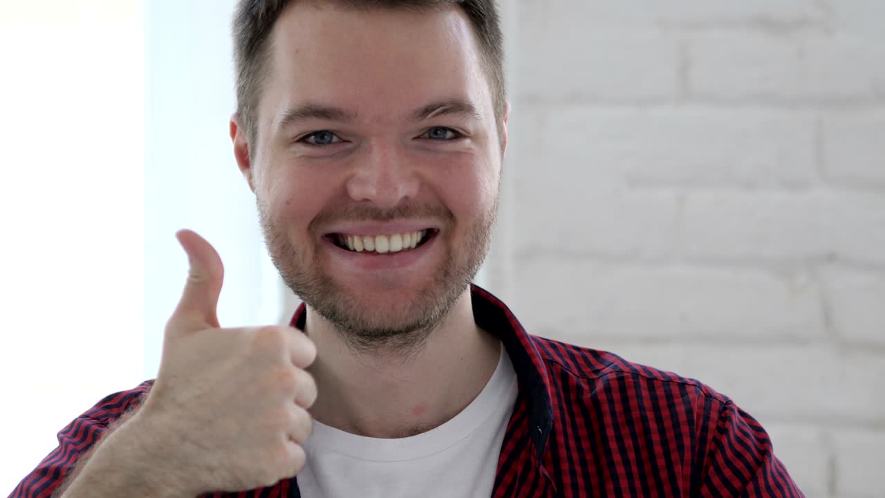 pulgares hacia arriba por joven en el trabajo